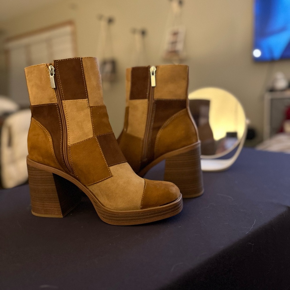 NWOT Universal Thread Heeled Booties